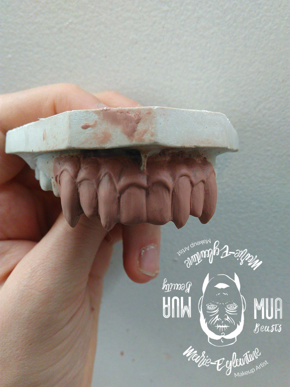 Mold, sculpt and creation of fake teeth.